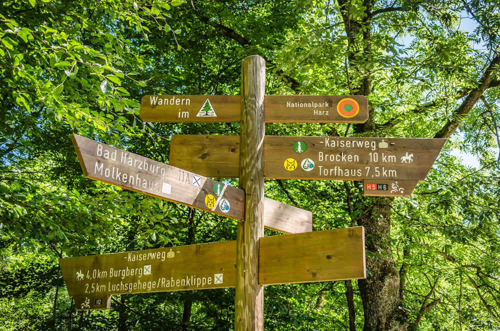 Wanderschilder am Teufelsstieg im Harz