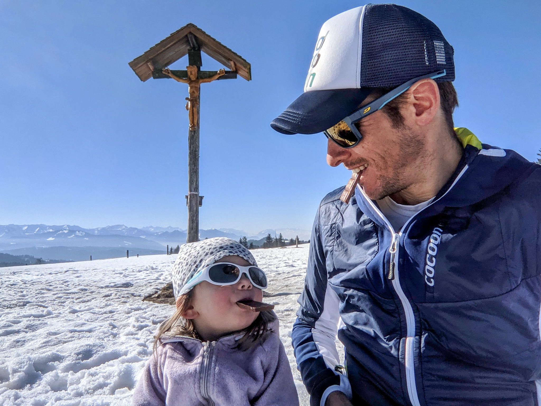 Hochberg mit Tochter Philippa. mit 2 Jahren 180hm selbst gewandert, am Gipfel gabs Schoki