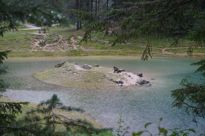 Grüner See: Das bekannte Sitzbankerl ist oft nur mit nassen Füssen zugänglich