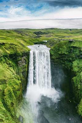 Island-Wasserfall-Skogafoss_AdobeStock_Maridav