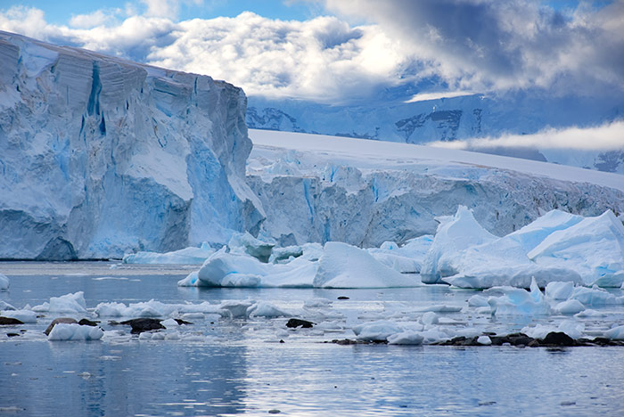 Zerklüftete Eisberge in der Antarktis ©Claudia und Jürgen Kirchberger